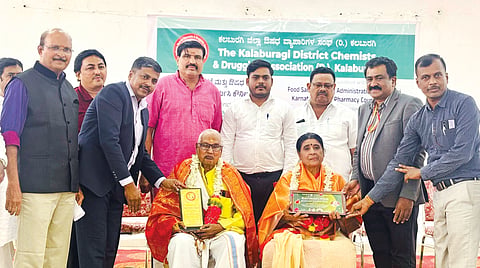 ಕಲಬುರಗಿಯಲ್ಲಿ ಜಿಲ್ಲಾ ಕೆಮಿಸ್ಟ್​ ಡ್ರಗ್ಗಿಸ್ಟ್​ ಅಸೋಸಿಯೇಷನ್​ ಶುಕ್ರವಾರ ಆಯೋಜಿಸಿದ್ದ ವಿಶ್ವ ಫಾರ್ಮಸಿಸ್ಟ್​ ದಿನ ಕಾರ್ಯಕ್ರಮದಲ್ಲಿ ಔಷಧ ವ್ಯಾಪಾರಿ, ಹಿರಿಯರಾದ ಪುರುಷೋತ್ತಮ ಭಟ್​ ಪೂಜಾರಿ ದಂಪತಿಯನ್ನು ಸತ್ಕರಿಸಲಾಯಿತು. ಪ್ರಹ್ಲಾದ್​ ಪೂಜಾರಿ, ರವೀಂದ್ರ ಜೋಶಿ, ವಿಜಯಕುಮಾರ ಹವಾಲ್ದಾರ, ಮೌಸಮ್​, ಶ್ರೀಕಾಂತ ಗಂಗಾ, ಮನೋಜ ಗಂಗಾ ಇತರರಿದ್ದರು.