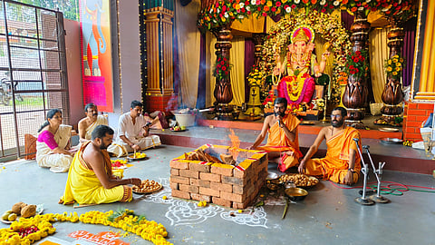  ಬಾಳೆಹೊನ್ನೂರಿನ ವಿದ್ಯಾಗಣಪತಿ ಸೇವಾ ಸಮಿತಿ ಪ್ರತಿಷ್ಠಾಪಿಸಿದ ಗಣೇಶಮೂರ್ತಿ ಸನ್ನಿಧಿಯಲ್ಲಿ ಗಣಹೋಮ ನೆರವೇರಿಸಲಾಯಿತು.