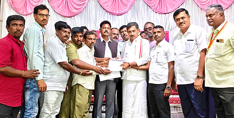 ನೆಲಮಂಗಲದ ಗೋಪಿವೆಂಕಟೇಶ್ವರ ಕಲ್ಯಾಣ ಮಂಟಪದಲ್ಲಿ ನೀರು ಸರಬರಾಜುದಾರರ ಮನವಿಯನ್ನು ಪೌರಾಡಳಿತ ಸಚಿವ ಎಚ್​.ಸಿ.ಬಾಲಕೃಷ್ಣ ಸ್ವೀಕರಿಸಿದರು.