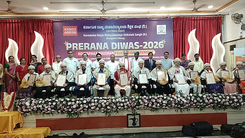 ಉಡುಪಿಯಲ್ಲಿ ಕೆಆರ್​ಎಂಎಸ್​ಎಸ್​ ವತಿಯಿಂದ ಆಯೋಜಿಸಿದ್ದ ಕಾರ್ಯಕ್ರಮದಲ್ಲಿ ಉನ್ನತ ಶಿಕ್ಷಣ ಕ್ಷೇತ್ರದ ವಿವಿಧ ಸಾಧಕರನ್ನು ಸನ್ಮಾನಿಸಲಾಯಿತು. ಎನ್​.ತಿಪ್ಪೇಸ್ವಾಮಿ, ವಿಶ್ವೇಶ್ವರ ಹೆಗಡೆ ಕಾಗೇರಿ, ಕೋಟ ಶ್ರೀನಿವಾಸ ಪೂಜಾರಿ, ಡಾ. ಎಂ.ಮೋಹನ್​ ಆಳ್ವ, ಡಾ.ಸುರೇಂದ್ರ ಶೆಟ್ಟಿ, ಡಾ. ಮಾಧವ ಎಂ.ಕೆ., ಪ್ರೊ.ಅಶೋಕ್​ ಸಂಗಪ್ಪ ಆಲೂರು, ಗುರುನಾಥ್​ ಬಡಿಗೇರ್​, ಡಾ.ಸುಧಾ ಯು. ಇತರರಿದ್ದರು.