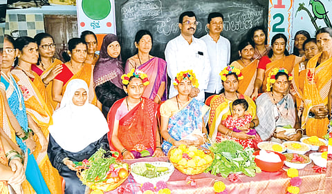 ರಾಷ್ಟ್ರೀಯ ಪೋಷಣಾ ಮಾಸಾಚರಣೆ ನಿಮಿತ್ತ ರಾವೂರ ಅಂಗವಾಡಿ ಕೇಂದ್ರದಲ್ಲಿ ಗುರುವಾರ ಗರ್ಭಿಣಿಯರಿಗೆ ಸೀಮಂತ ಕಾರ್ಯಕ್ರಮ ನಡೆಸಲಾಯಿತು.ಶಿವಶರಣಪ್ಪ ಭೋಶೆಟ್ಟಿ, ಕಾವೇರಿ ರಾಠೋಡ, ಸಿದ್ದಲಿಂಗ ಬಾಳಿ, ಶಿಲ್ಪಾ ಸಿಂಪಿ ಇತರರಿದ್ದರು.