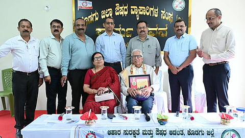 ಆಯಾ ಜಿಲ್ಲೆಗಳಲ್ಲಿ ಅತ್ಯುತ್ತಮ ಸಾಧನೆ ಮಾಡಿರುವ ಔಷಧಿ ವ್ಯಾಪಾರಸ್ಥರನ್ನು ರಾಜ್ಯಸರ್ಕಾರ ಔಷಧಿ ವ್ಯಾಪಾರಸ್ಥರ ದಿನದಂದು ಸನ್ಮಾನಿಸುತ್ತಿದ್ದು, ಈ ವರ್ಷ ವೀರಾಜಪೇಟೆಯ ಎಂ. ಸುದರ್ಶನ್ ರೈ ಮತ್ತು ಪತ್ನಿ ವಿಜಯಲಕ್ಷ್ಮಿ ರೈ ಅವರನ್ನು ಕಾರ್ಯಕ್ರಮದಲ್ಲಿ ಸನ್ಮಾನಿಸಿ ಗೌರವಿಸಲಾಯಿತು. ಡಾ. ಅನಿಲ್ ಧಾವನ್, ಅಂಬೆಕಲ್ಲು ಜೀವನ್ ಕುಶಾಲಪ್ಪ, ಅಜಯ್ ರಾಜ್ ಷಾ, ಡಾ. ಕರುಂಬಯ್ಯ ಮತ್ತಿತರರು ಇದ್ದರು.