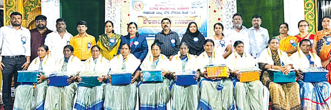 ಚಿತ್ತಾಪುರದಲ್ಲಿ ಹಮ್ಮಿಕೊಂಡಿದ್ದ ಪೌರ ಕಾರ್ಮಿಕರ ದಿನಾಚರಣೆಯಲ್ಲಿ ಪೌರ ಕಾರ್ಮಿಕರನ್ನು ಸತ್ಕರಿಸಲಾಯಿತು. ಭಾರತಿ ದಂಡೋತಿ, ಎಸ್​.ಸಿ.ಪಾಟೀಲ್​, ಸಾಯಬಣ್ಣ ಕಾಶಿ, ವೆಂಕಟೇಶ, ಶಬಾನಾ ಬೇಗಂ, ವಿಠ್ಠಲ್​ ಹಾದಿಮನಿ ಇತರರಿದ್ದರು.