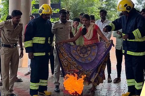 ರಬಕವಿ-ಬನಹಟ್ಟಿ ಸರ್ಕಾರಿ ಪ್ರಥಮ ದರ್ಜೆ ಕಾಲೇಜಿನಲ್ಲಿ ಅಗ್ನಿ ಅವಘಡ ನಿಯಂತ್ರಣದ ಕುರಿತು ಅಗ್ನಿಶಾಮಕ ಸಿಬ್ಬಂದಿ ಪ್ರಾತ್ಯಕ್ಷಿಕೆ ನೀಡಿದರು. ಪ್ರಾಚಾರ್ಯ ಡಾ. ಎಸ್.ಆರ್. ಹಂದಿಗುಂದ ಹಾಗೂ ರಾಮು ಸನದಿ ಇದ್ದರು.