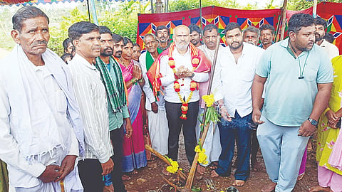 ಪುಟ್ಟೇನಹಳ್ಳಿ ಗ್ರಾಮದಲ್ಲಿ ರಸ್ತೆ ಅಭಿವೃದ್ಧಿ ಕಾಮಗಾರಿಗೆ ಶಾಸಕ ಎಚ್.ಕೆ.ಸುರೇಶ್ ಭೂಮಿ ಪೂಜೆ ನೆರವೇರಿಸಿದರು.ಭೀಮಭೋವಿ, ಗೋವಿಂದ ಭೋವಿ, ತಿಮ್ಮಭೋವಿ, ಸಣ್ಣಭೋವಿ, ಧರ್ಮಭೋವಿ, ರಾಮಭೋವಿ, ಹನುಮಭೋವಿ ಇದ್ದರು