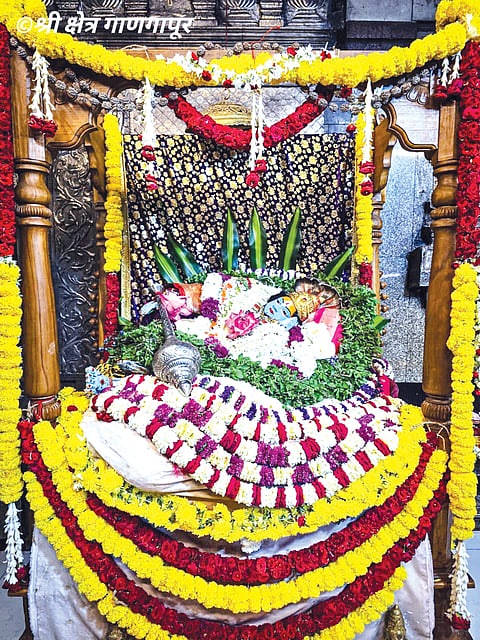 ಕಲಬುರಗಿ ಜಿಲ್ಲೆ ಅಫಜಲಪುರ ತಾಲೂಕಿನ ದೇವಲಗಾಣಗಾಪುರದ ನಿರ್ಗುಣ ಮಠದಲ್ಲಿ ಅನಂತ ಚತುರ್ದಶಿ ನಿಮಿತ್ತ ಶ್ರೀ ದತ್ತಾತ್ರೇಯ ದೇವರಿಗೆ ಅನಂತಶಯನ ಅಲಂಕಾರ ಮಾಡಿ ಪೂಜೆ ಸಲ್ಲಿಸಲಾಯಿತು