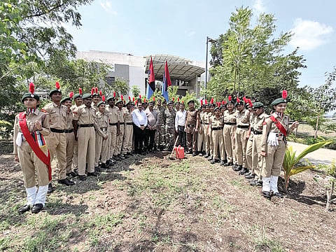 ವಿಜಯಪುರ: ಎನ್‌ಸಿಸಿ ಕೆಡೆಟ್ ಸೇರಿ ಪ್ರತಿಯೊಬ್ಬರು ಸೂಕ್ತ ಸ್ಥಳದಲ್ಲಿ ಕನಿಷ್ಠ ಒಂದು ಗಿಡ ನೆಟ್ಟು, ಅದನ್ನು ಪೋಷಿಸುವ ಮೂಲಕ ಪರಿಸರ ಸಂರಕ್ಷಣೆಗೆ ಕೊಡುಗೆ ನೀಡಬೇಕು ಎಂದು 36 ಕರ್ನಾಟಕ ಬೆಟಾಲಿಯನ್ ಎನ್‌ಸಿಸಿ ಕಮಾಂಡಿAಗ್ ಆಫೀಸರ್ ಕರ್ನಲ್ ಬಿ.ಕೆ.ಕೆ. ವಂಶಿ ಕರೆ ನೀಡಿದರು.

ನಗರದ ಎ.ಎಸ್. ಪಾಟೀಲ ವಾಣಿಜ್ಯ ಮಹಾವಿದ್ಯಾಲಯದ ಆವರಣದಲ್ಲಿ ಬಿ.ಎಲ್.ಡಿ.ಇ ಸಂಸ್ಥೆಯ ಎಸ್.ಬಿ. ಕಲಾ ಮತ್ತು ಕೆ.ಸಿ.ಪಿ. ವಿಜ್ಞಾನ ಮಹಾವಿದ್ಯಾಲಯ ಹಾಗೂ ಎ.ಎಸ್. ಪಾಟೀಲ ವಾಣಿಜ್ಯ ಮಹಾವಿದ್ಯಾಲಯದ ಎನ್‌ಸಿಸಿ ಘಟಕ, 36 ಕರ್ನಾಟಕ ಬೆಟಾಲಿಯನ್ ಎನ್‌ಸಿಸಿ  ಸಹಯೋಗದಲ್ಲಿ ಶನಿವಾರ ಹಮ್ಮಿಕೊಂಡಿದ್ದ ಏಕ್ ಪೇಡ್ ಮಾ ಕೆ ನಾಮ್ ಹಾಗೂ ಒನ್ ಕೆಡೆಟ್ ಒನ್ ಟ್ರೀ ಸಸಿ ನೆಡುವ ಕಾರ್ಯಕ್ರಮದಲ್ಲಿ ಅವರು ಮಾತನಾಡಿದರು.

ಒನ್ ಕೆಡೆಟ್ ಒನ್ ಟ್ರೀ ಅಭಿಯಾನವು ಪರಿಸರ ಜಾಗೃತಿ ಮೂಡಿಸುವುದರ ಜತೆಗೆ ಗಿಡ ನೆಟ್ಟು ಪೋಷಿಸುವ ಜವಾಬ್ದಾರಿಯನ್ನು ಕೆಡೆಟ್‌ಗಳಲ್ಲಿ ಬೆಳೆಸುವ ಉದ್ದೇಶ ಹೊಂದಿದೆ ಎಂದರು.

ಎ.ಎಸ್. ಪಾಟೀಲ ವಾಣಿಜ್ಯ ಮಹಾವಿದ್ಯಾಲಯದ ಪ್ರಾಚಾರ್ಯ ಎಸ್.ಬಿ. ಕಮತೆ, ಎಸ್‌ಬಿ ಕಲಾ ಮತ್ತು ಕೆಸಿಪಿ ವಿಜ್ಞಾನ ಮಹಾವಿದ್ಯಾಲಯದ ಪ್ರಾಚಾರ್ಯ ಎ.ಟಿ. ಶ್ರೀನಿವಾಸ್, 36 ಕರ್ನಾಟಕ ಬೆಟಾಲಿಯನ್ ಎನ್‌ಸಿಸಿ ಆಡಳಿತಾಽಕಾರಿ ಲೆಫ್ಟಿನೆಂಟ್ ಕರ್ನಲ್ ಅಜಯ್ ಸಿಂಗ್, ಅಸೋಸಿಯೇಟ್ ಎನ್‌ಸಿಸಿ ಅಽಕಾರಿ ಲೆಫ್ಟಿನೆಂಟ್ ರಾಮಚಂದ್ರ ನಾಯಕ್ ಎಂ.ಮತ್ತಿತರರಿದ್ದರು.

ಕಾರ್ಯಕ್ರಮದಲ್ಲಿ ಕರ್ನಲ್ ವಂಶಿ ಹಾಗೂ ಲೆಫ್ಟಿನೆಂಟ್ ಕರ್ನಲ್ ಅಜಯ್ ಸಿಂಗ್ ಅವರನ್ನು ಸನ್ಮಾನಿಸಲಾಯಿತು. ಕೊನೆಯಲ್ಲಿ ಗಣ್ಯರು ಕಾಲೇಜು ಆವರಣದಲ್ಲಿ ಸಸಿಗಳನ್ನು ನೆಟ್ಟು ನೀರುಣಿಸಿದರು.