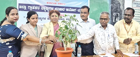 ಯಾದಗಿರಿಯಲ್ಲಿ ಗುರುವಾರ ಆಯೋಜಿಸಿದ್ದ ಗ್ರಾಹಕರ ಹಕ್ಕುಗಳ ಕುರಿತು ಕಾನೂನು ಅರಿವು ಕಾರ್ಯಕ್ರಮವನ್ನು ಜಿಲ್ಲಾ ಗ್ರಾಹಕರ ವ್ಯಾಜ್ಯಗಳ ಪರಿಹಾರ ಆಯೋಗದ ಪ್ರಭಾರಿ ಅಧ್ಯಕ್ಷೆ ಮಾಲತಿ ಗುರಣ್ಣ ಉದ್ಘಾಟಿಸಿದರು. ಫರ್ಹಿನ್​ ಬೇಗಂ, ಡಾ.ಶೇಖಾ ಇಕ್ಬಾಲ್​, ಡಾ.ಸಲೇಹಾ ನಿಖಾತ್​ ಇತರರಿದ್ದರು.