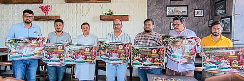 ಬಾಗಲಕೋಟೆ: ನಟರಾಜ ಸಂಗೀತ ವಿದ್ಯಾಲಯ ಹಾಗೂ ಕಲಾ ಸಂಘ, ನಟರಾಜ ಸಂಗೀತ ನೃತ್ಯ ನಿಕೇತನ ಹಾಗೂ ಆರ್.ಎಚ್.ಮೋರೆ ಗುರುಗಳ ಶಿಷ್ಯವೃಂದದಿಂದ ಬಾಗಲಕೋಟೆ ರಾಷ್ಟ್ರೀಯ ಸಂಗೀತೋತ್ಸವ ಸೆ. 27ರಂದು ಆಯೋಜಿಸಲಾಗಿದೆ ಎಂದು ಖ್ಯಾತ ತಬಲಾ ವಾದಕ ಕೇಶವ ಜೋಶಿ ಹೇಳಿದರು.

 ನಗರದಲ್ಲಿ ಶುಕ್ರವಾರ ನಡೆದ ಸುದ್ದಿಗೋಷ್ಠಿಯಲ್ಲಿ ಮಾತನಾಡಿದ ಅವರು, ದಿ.ಪಂಡಿತ ಆರ್.ಎಚ್.ಮೋರೆ ಗುರುಗಳ ಪ್ರಥಮ ವರ್ಷದ ಪುಣ್ಯಸ್ಮರಣೆಯ ನಿಮಿತ್ತ ಅಂತಾರಾಷ್ಟ್ರೀಯ ಕಲಾವಿದರಿಂದ ಸಂಗೀತ ಕಾರ್ಯಕ್ರಮ ಮತ್ತು ಅನೋಖೆ ತಬಲಾ ವಾದಕ, ಪ್ರಶಸ್ತಿ ಪ್ರದಾನ ಸಮಾರಂಭ ಅಂದು ಸಂಜೆ 5 ಗಂಟೆಗೆ ನವನಗರದ ಕಲಾಭವನದಲ್ಲಿ ಜರುಗಲಿದೆ ಎಂದರು.

 ಚರಂತಿಮಠದ ಪ್ರಭುಸ್ವಾಮೀಜಿ ಉದ್ಘಾಟಿಸಲಿದ್ದು, ಜಿಲ್ಲಾ ಉಸ್ತುವಾರಿ ಸಚಿವ ವಿಜಯಾನಂದ ಕಾಶಪ್ಪನವರ, ಶಾಸಕ ಉಮೇಶ ಮೇಟಿ, ವಿಧಾನ ಪರಿಷತ್ ಸದಸ್ಯ ಪಿ.ಎಚ್.ಪೂಜಾರ, ಯುವ ನಾಯಕರಾದ ಮಲ್ಲಿಕಾರ್ಜುನ ಚರಂತಿಮಠ, ಖ್ಯಾತ ಉದ್ಯಮಿಗಳಾದ ಲಿಂಗರಾಜ ವಾಲಿ, ಡಾ.ಲತಾ ಹೆರಂಜಲ ಆಗಮಿಸಲಿದ್ದಾರೆ ಎಂದು ತಿಳಿಸಿದರು.

 ದಿವಂಗತ ಪಂಡಿತ ರಾವಸಾಹೇಬ್ ಮೋರೆ ಗುರುಗಳ ಸ್ಮರಣಾರ್ಥ ಅನೋಖೆ ತಬಲಾ ವಾದಕ 2025ನೇ ಸಾಲಿನ ರಾಷ್ಟ್ರೀಯ ಪ್ರಶಸ್ತಿ ಖ್ಯಾತ ಮೃದಂಗ ವಾದಕ, ಕೇಂದ್ರ ಸಂಗೀತ ನಾಟಕ ಅಕಾಡೆಮಿ ಪ್ರಶಸ್ತಿ ಪುರಸ್ಕೃತರಾದ ವಿದ್ವಾನ್ ಅನೂರು ಅನಂತ ಕೃಷ್ಣ ಶರ್ಮಾ ಹಾಗೂ 2026ನೇ ಸಾಲಿನ ಪ್ರಶಸ್ತಿ ಅಂತಾರಾಷ್ಟ್ರೀಯ ಖ್ಯಾತ ತಬಲಾ ವಾದಕ ಪಂಡಿತ ಭರತ ಕಾಮತ್ ನೀಡಲಾಗುವುದು ಎಂದರು.

 ಛತ್ತಿಸಗಡದ ಆರ್ಯಾ ನಂದೇ ಅವರಿಂದ ಓಡಿಸ್ಸಿ ನೃತ್ಯ ಹಾಗೂ ನಟರಾಜ ಸಂಗೀತ ವಿದ್ಯಾಲಯ ಹಾಗೂ ನಟರಾಜ ಸಂಗೀತ ನೃತ್ಯ ನಿಕೇತನ ವಿದ್ಯಾರ್ಥಿಗಳಿಂದ ಲಯ ಲಾವಣ್ಯ ಸಂಗೀತ ನಡೆಯಲಿದೆ ಎಂದು ಹೇಳಿದರು. ನಾಡಿನ ಹೆಸರಾಂತ ಕಲಾವಿದರಿಂದ ಸಂಗೀತ ಕಾರ್ಯಕ್ರಮ ಜರುಗಲಿದೆ ಎಂದರು.

 ಸುದ್ದಿಗೋಷ್ಠಿಯಲ್ಲಿ ಸುನೀಲ ಮಠ, ವಿಷ್ಣು ಜೋಶಿ, ಪ್ರವೀಣ ಮಂಕಣಿ, ನವೀನ ದೇಶಪಾಂಡೆ ಮತ್ತಿತರರು ಇದ್ದರು.