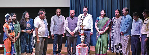 ವಿಜಯಪುರ: ಪ್ರಸ್ತುತ ದಿನಗಳಲ್ಲಿ ಜಗತ್ತು ಕೃತಕ ಬುದ್ಧಿಮತ್ತೆ(ಎಐ)ಯೊಂದಿಗೆ ವೇಗವಾಗಿ ಸಾಗುತ್ತಿದೆ. ಅದರಿಂದಾಗಿ ಶಿಕ್ಷಣ, ಸಮಾಜ ಮತ್ತು ಕೈಗಾರಿಕಾ ಕ್ಷೇತ್ರಗಳಲ್ಲಿ ಮಹತ್ತರ ಬದಲಾವಣೆಗಳಾಗುತ್ತಿದ್ದು, ವಿದ್ಯಾರ್ಥಿಗಳು ಬದಲಾವಣೆಗೆ ಅನುಗುಣವಾಗಿ ತಮ್ಮ ಜ್ಞಾನ ಮತ್ತು ಶೈಕ್ಷಣಿಕ ಸಾಮರ್ಥ್ಯಗಳನ್ನು ಹೆಚ್ಚಿಸಿಕೊಳ್ಳುವಂತೆ ಬಿಎಲ್‌ಡಿಇ (ಡೀಮ್ಡ್ ವಿವಿ) ಕುಲಸಚಿವ ಆರ್.ವಿ. ಕುಲಕರ್ಣಿ ಸಲಹೆ ನೀಡಿದರು.

ನಗರದ ಬಿಎಲ್‌ಡಿಇ ಸಂಸ್ಥೆಯ ವಚನ ಪಿತಾಮಹ ಡಾ. ಪಿ.ಜಿ. ಹಳಕಟ್ಟಿ ಕಾಲೇಜ್ ಆಫ್ ಇಂಜಿನಿಯರಿAಗ್ ಅಂಡ್ ಟೆಕ್ನಾಲಜಿಯಲ್ಲಿ ಶನಿವಾರ ಹಮ್ಮಿಕೊಂಡಿದ್ದ ಪ್ರಸಕ್ತ ಶೈಕ್ಷಣಿಕ ಸಾಲಿಗೆ ಪ್ರವೇಶ ಪಡೆದ ನೂತನ ವಿದ್ಯಾರ್ಥಿಗಳ ಸ್ವಾಗತಿಸುವ ಫ್ರೆಶರ್ಸ್ ಡೇ-2026 ಸಮಾರಂಭದಲ್ಲಿ ಅವರು ಮಾತನಾಡಿದರು.

ಪೋಷಕರು ತಮ್ಮ ಮಕ್ಕಳ ಶೈಕ್ಷಣಿಕ ಪ್ರಗತಿಯನ್ನು ಕಾಲಕಾಲಕ್ಕೆ ಪರಿಶೀಲಿಸಬೇಕು. ಬೋಧಕ ಸಿಬ್ಬಂದಿ ಹಾಗೂ ಪ್ರಾಂಶುಪಾಲರೊAದಿಗೆ ನಿರಂತರ ಸಂಪರ್ಕವನ್ನು ಹೊಂದಿರಬೇಕು. ವಿದ್ಯಾರ್ಥಿಗಳನ್ನು ಅವರ ವೃತ್ತಿ ಜೀವನದ ಗುರಿಗಳತ್ತ ಮತ್ತು ಸರ್ವತೋಮುಖ ಅಭಿವೃದ್ಧಿಯತ್ತ ಮುನ್ನಡೆಸುವಲ್ಲಿ ಶಿಕ್ಷಕರು ಹಾಗೂ ಪೋಷಕರು ಪ್ರಮುಖ ಪಾತ್ರ ವಹಿಸುತ್ತಾರೆ ಎಂದು ತಿಳಿಸಿದರು.

ಪ್ರಾಚಾರ್ಯ ಮಂಜುನಾಥ್ ಪಿ. ಮಾತನಾಡಿ, ವಿದ್ಯಾರ್ಥಿ ಜೀವನವು ವೈಯಕ್ತಿಕ ಮತ್ತು ವೃತ್ತಿಪರ ಬೆಳವಣಿಗೆಗೆ ಅತ್ಯಂತ ಮಹತ್ವದ ಹಂತವಾಗಿದೆ. ವಿದ್ಯಾರ್ಥಿಗಳನ್ನು ಪೋಷಿಸಲು ಮತ್ತು ಅವರನ್ನು ಯಶಸ್ವಿ ಇಂಜಿನಿಯರ್‌ಗಳನ್ನಾಗಿ ರೂಪಿಸಲು ಸಂಸ್ಥೆಯು ಒದಗಿಸಿರುವ ಅತ್ಯುತ್ತಮ ಮೂಲಸೌಕರ್ಯ, ಸೌಲಭ್ಯಗಳು ಮತ್ತು ಸಮರ್ಪಿತ ಬೋಧಕ ವರ್ಗದ ಬಗ್ಗೆ ಅವರು ವಿವರಿಸಿದರು.

2025ನೇ ಬ್ಯಾಚ್‌ನ ಶೈಕ್ಷಣಿಕ ವರ್ಷದಲ್ಲಿ ಸಾಧನೆಗೈದ ಪ್ರಥಮ ವರ್ಷದ ವಿದ್ಯಾರ್ಥಿಗಳನ್ನು ಸನ್ಮಾನಿಸಲಾಯಿತು. ಉಪ ಪ್ರಾಚಾರ್ಯರಾದ ಲೀನಾ ರಾಘಾ, ಪ್ರದೀಪ್ ಮಾಳಜಿ ಪ್ರಾಸ್ತಾವಿಕವಾಗಿ ಮಾತನಾಡಿದರು. ರಮೇಶ ಮಲ್ಲಾಡಿ ಸ್ವಾಗತಿಸಿದರು. ಅಶ್ವಿನಿ ಅಂಗಡಿ ಪರಿಚಯಿಸಿದರು. ಆಶಾ ಪಾಟೀಲ ನಿರೂಪಿಸಿದರು. ವಿಶ್ವನಾಥ ಹಿರೇಮಠ ವಂದಿಸಿದರು. 
