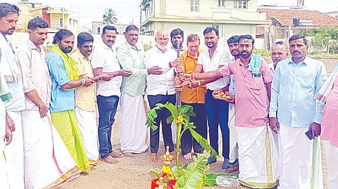 ಬೇಲೂರಿನಲ್ಲಿ ಉಜ್ಜಯಿನಿ ಸದ್ಧರ್ಮ ಸಿಂಹಾಸನಾಧೀಶ್ವರ ಅಡ್ಡಪಲ್ಲಕ್ಕಿ ಮಹೋತ್ಸವದ ವೇದಿಕೆ ನಿರ್ಮಾಣ ಕಾಮಗಾರಿಗೆ ಗಣ್ಯರು ಭೂಮಿಪೂಜೆ ನೆರವೇರಿಸಿದರು. ಎಚ್.ಕೆ.ಸುರೇಶ್, ರೇಣುಕಯ್ಯ ಇತರರಿದ್ದರು.