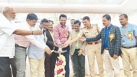 ಕೊಪ್ಪಳದಲ್ಲಿ ಶುಕ್ರವಾರ ಹಮ್ಮಿಕೊಂಡಿದ್ದ ವಿಶ್ವ ಫಾರ್ಮಾಸಿಸ್ಟ್ ದಿನಾಚರಣೆ ಹಾಗೂ ಜಿಲ್ಲಾಮಟ್ಟದ ಉತ್ತಮ ಫಾರ್ಮಾಸಿಸ್ಟ್ ಪ್ರಶಸ್ತಿ ಪ್ರದಾನ ಸಮಾರಂಭವನ್ನು ಅಪರ ಜಿಲ್ಲಾಧಿಕಾರಿ ಸಿದ್ರಾಮೇಶ್ವರ ಉದ್ಘಾಟಿಸಿದರು.  