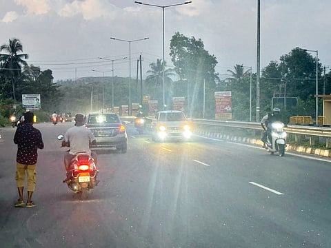 ಒಂದೇ ಭಾಗದ ರಸ್ತೆಯಲ್ಲಿ ಓಡಾಡುವ ವಾಹನಗಳು.