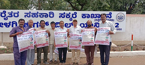 ಮುಧೋಳ: ರಾಜ್ಯದ ಸಕ್ಕರೆ ಕಾರ್ಖಾನೆಗಳಲ್ಲಿ ಕೆಲಸ ಮಾಡುತ್ತಿರುವ ಕಾರ್ಮಿಕರ ರಾಜ್ಯಮಟ್ಟದ ಒಂದು ದಿನದ ಸಮಾವೇಶ ಸೆ.27ರಂದು ಬೆಳಗಾವಿಯ ಇಂಜಿನಿಯರ್ ಭವನದಲ್ಲಿ ನಡೆಯಲಿದೆ ಎಂದು ತಿಮ್ಮಾಪುರ ರನ್ನ ನಗರ ರೈತರ ಸಹಕಾರಿ ಸಕ್ಕರೆ ಕಾರ್ಖಾನೆ ಎಂಪ್ಲಾಯಿಜಿ ಯೂನಿಯನ್ ಅಧ್ಯಕ್ಷ ಉಮೇಶ ಬಡಿಗೇರ ತಿಳಿಸಿದರು.

  ತಾಲೂಕಿನ ತಿಮ್ಮಾಪುರ ರನ್ನ ನಗರ ಸಕ್ಕರೆ ಕಾರ್ಖಾನೆ ಆವರಣದಲ್ಲಿ ಸಮಾವೇಶದ ಪ್ರಚಾರ ಸಾಮಗ್ರಿಗಳನ್ನು ಬಿಡುಗಡೆ ಮಾಡಿ ಮಾತನಾಡಿದ ಅವರು, ರಾಜ್ಯದ 81 ಸಕ್ಕರೆ ಕಾರ್ಖಾನೆಗಳಲ್ಲಿ ಕಬ್ಬು ಕಟಾವು ಕಾರ್ಮಿಕರು ಸೇರಿ ಸುಮಾರು 15 ಲಕ್ಷ ಮಂದಿ ಉದ್ಯೋಗದಲ್ಲಿದ್ದಾರೆ. ಕಾರ್ಮಿಕರ ವೇತನ ಹಾಗೂ ಸೇವಾ ಸೌಲಭ್ಯಗಳ ಪರಿಷ್ಕರಣೆಗೆ ಸಂಬಂಧಿಸಿದ 8ನೇ ವೇತನ ಸಮಿತಿಯ ಕಾರ್ಯಚಟುವಟಿಕೆಗಳು ಪರಿಣಾಮಕಾರಿಯಾಗಿಲ್ಲ ಎಂದು ಹೇಳಿದರು.

 7ನೇ ವೇತನ ಶ್ರೇಣಿ ಜಾರಿಗೆ ಸಂಬಂಧಿಸಿದಂತೆ ನ್ಯಾಯಾಲಯದ ತಡೆಯಾಜ್ಞೆಯಿಂದಾಗಿ ಅನುಷ್ಠಾನವಾಗಿಲ್ಲ. ಗುತ್ತಿಗೆ ಹಾಗೂ ಹೊರಗುತ್ತಿಗೆ ಕಾರ್ಮಿಕರ ನೇಮಕಾತಿಯಲ್ಲಿ ಅಕ್ರಮಗಳನ್ನು ತಡೆದು, ಕಾರ್ಮಿಕರ ಹಿತಾಸಕ್ತಿ ಕಾಪಾಡಲು ಸರ್ಕಾರ ಕಠಿಣ ಕ್ರಮ ಕೈಗೊಳ್ಳಬೇಕು ಎಂದು ಅವರು ಆಗ್ರಹಿಸಿದರು.

 ಉಪಾಧ್ಯಕ್ಷ ನಾಗಪ್ಪ ಕೆಳಗಡೆ, ಕಾರ್ಯದರ್ಶಿ ಪಾಂಡಪ್ಪ ಮುಳ್ಳೂರ, ಸದಸ್ಯರಾದ ಕಾಳಪ್ಪ ಕಂಬಾರ, ಈರಣ್ಣ ಬಳೂಲದ, ಗುರುರಾಜ ಕುಂಬಾರ, ಸತೀಶ ಮಂಟೂರ, ಶ್ರೀಶೈಲ ಗುರವ, ಭೀಮಶಿ ಗಲಗಲಿ, ಚಂದ್ರಶೇಖರ ದೇಸಾಯಿ, ಗೋವಿಂದ ಅವರಾದಿ ಸೇರಿ ಹಲವರು ಉಪಸ್ಥಿತರಿದ್ದರು.