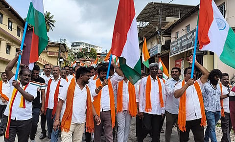 ಶೃಂಗೇರಿಯಲ್ಲಿ ಬಿಜೆಪಿಯಿಂದ ವಂದೇ ಮಾತರಂ ಕಾಲ್ನಡಿಗೆ ಜಾಥಾ ನಡೆಯಿತು. ಕೋಟ ಶ್ರೀನಿವಾಸ ಪೂಜಾರಿ, ಡಿ.ಎನ್.ಜೀವರಾಜ್, ದಿನೇಶ್, ನೂತನ್‌ಕುಮಾರ್, ಬಿ.ಶಿವಶಂಕರ್, ಕೆ.ಎಸ್.ರಮೇಶ್ ಇತರರಿದ್ದರು.