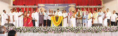  ಉಚ್ಚಿಲ ಶ್ರೀ ಮಹಾಲಕ್ಷ್ಮೀ ಕ್ಷೇತ್ರದಲ್ಲಿ ಮೊಗವೀರ ಕುಲಗುರು ಕೀರ್ತಿಶೇಷ ಶ್ರೀ ಮಾಧವ ಮಂಗಲ ಪೂಜಾರ್ಯರ ಕಂಚಿನ ಪುತ್ಥಳಿ ಅನಾವರಣ ಕಾರ್ಯಕ್ರಮವನ್ನು ಸಚಿವ ಶಿವರಾಜ್ ತಂಗಡಗಿ ಉದ್ಘಾಟಿಸಿದರು. ಪ್ರಮುಖರಾದ ನಾಡೋಜ ಜಿ.ಶಂಕರ್, ಜಯ ಕೋಟ್ಯಾನ್, ಕೋಟ ಶ್ರೀನಿವಾಸ ಪೂಜಾರಿ, ಗುರ್ಮೆ ಸುರೇಶ್ ಶೆಟ್ಟಿ, ಪ್ರಮೋದ್ ಮಧ್ವರಾಜ್, ವಿನಯಕುಮಾರ್ ಸೊರಕೆ, ಲಾಲಾಜಿ ಆರ್.ಮೆಂಡನ್ ಮತ್ತಿತರರಿದ್ದರು.
