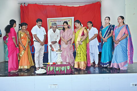 ಕೆರ್ಗಾಲ್‌ನ ಮಟ್ನಕಟ್ಟೆ ಶ್ರೀ ಮಹಾಗಣಪತಿ ದೇವಸ್ಥಾನದ ಸಭಾಭವನದಲ್ಲಿ ಅರಿಶಿಣ ಕುಂಕುಮ, ಆರೋಗ್ಯ ಮಾಹಿತಿ ಕಾರ್ಯಾಗಾರವನ್ನು ರಾಮಚಂದ್ರ ದೇವಾಡಿಗ ಉದ್ಘಾಟಿಸಿದರು. ಪ್ರಮುಖರಾದ ಗಿರಿಜಾ ದೇವಾಡಿಗ, ಪ್ರಿಯದರ್ಶಿನಿ ದೇವಾಡಿಗ ಮತ್ತಿತರರಿದ್ದರು.
