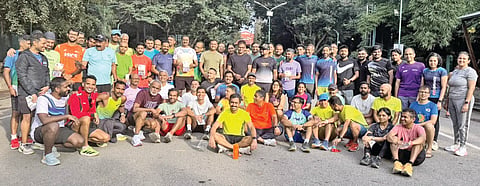 ವಿಜಯಪುರ : ವೃಕ್ಷ ಅಭಿಯಾನ ಪ್ರತಿಷ್ಠಾನದ ಅಂಗವಾಗಿ ಐತಿಹಾಸಿಕ ವಿಜಯಪುರ ನಗರದಲ್ಲಿ ಡಿ. 13ರಂದು ನಡೆಯಲಿರುವ 7ನೇ ಆವೃತ್ತಿಯ ವೃಕ್ಷಥಾನ್ ಹೆರಿಟೇಜ್ ರನ್‌ನಲ್ಲಿ ಹೆಚ್ಚಿನ ಸಂಖ್ಯೆಯಲ್ಲಿ ಭಾಗವಹಿಸುವಂತೆ ಬೆಂಗಳೂರಿನಲ್ಲಿ ವಿಜಯಪುರ ಸೈಕ್ಲಿಂಗ್ ಗ್ರೂಪ್ ಮತ್ತು ವೃಕ್ಷಥಾನ್ ಹೆರಿಟೇಜ್ ರನ್ ಸಮಿತಿ ಸದಸ್ಯರು ಪ್ರಮೋಷನ್ ಹಾಗೂ ನೋಂದಣಿ ಜಾಗೃತಿ ಅಭಿಯಾನ ನಡೆಸಿದರು.

ಬೆಂಗಳೂರು ಜಿಕೆವಿಕೆ ಕ್ಯಾಂಪಸ್, ಕಬ್ಬನ್ ಪಾರ್ಕ್, ಶಾಂಕಿ ಟ್ಯಾಂಕ್ ಏರಿಯಾ ಮತ್ತು ಆಡುಗೋಡಿ ಪೊಲೀಸ್ ಮೈದಾನದಲ್ಲಿ ವಿಸಿಜಿ ತಂಡ ಮತ್ತು ವೃಕ್ಷಥಾನ್ ಸಮಿತಿ ಸದಸ್ಯರು ಶನಿವಾರ ಸ್ಥಳೀಯರನ್ನು ಭೇಟಿ ಮಾಡಿ, ವಿಜಯಪುರ ವೃಕ್ಷಥಾನ್ ಹೆರಿಟೇಜ್ ರನ್ ಕುರಿತು ಮಾಹಿತಿ ನೀಡುವ ಜತೆಗೆ ಓಟದಲ್ಲಿ ಪಾಲ್ಗೊಳ್ಳುವಂತೆ ಮನವಿ ಮಾಡಿದರು.

ಈ ಜಾಗೃತಿ ಅಭಿಯಾನಕ್ಕೆ ಸ್ಥಳೀಯರಿಂದ ಉತ್ತಮ ಪ್ರತಿಕ್ರಿಯೆ ವ್ಯಕ್ತವಾಗಿದ್ದು, ಬೆಂಗಳೂರು ಭಾಗದಿಂದ ಹೆಚ್ಚಿನ ಸಂಖ್ಯೆಯ ಓಟಗಾರರು ಈ ಬಾರಿ ಭಾಗವಹಿಸುತ್ತಾರೆಂಬ ಭರವಸೆ ಇದೆ ಎಂದು ವೃಕ್ಷಥಾನ್ ರನ್ ಸಮಿತಿ ಪ್ರಕಟಣೆಯಲ್ಲಿ ತಿಳಿಸಿದೆ.