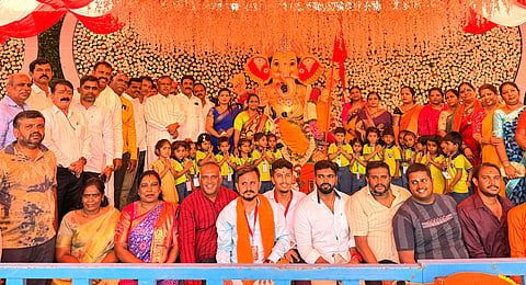 ನೆಲಮಂಗಲ ನಗರದ ಪವಾಡ ಶ್ರೀ ಬಸವಣ್ಣ ದೇವರ ಮಠದ ಆವರಣದಲ್ಲಿ ವಿಶ್ವ ಹಿಂದೂ ಪರಿಷತ್​ ಹಾಗೂ ಬಜರಂಗದಳದಿಂದ ಹಿಂದೂ ಮಹಾಗಣಪತಿ ಪ್ರತಿಷ್ಠಾಪನೆ ಮಾಡಲಾಯಿತು. ಸಮಿತಿ ಅಧ್ಯಕ್ಷ ಡಾ.ರಮೇಶ್​, ಮಾಜಿ ಅಧ್ಯಕ್ಷ ಮಧುಸೂದನ್​, ನಗರಸಭೆ ನಿಟಕಪೂರ್ವ ಅಧ್ಯಕ್ಷೆ ಪೂರ್ಣಿಮಾ ಸುಗ್ಗರಾಜು, ಸದಸ್ಯೆ ಪುಷ್ಪಲತಾ ಮಾರೇಗೌಡ, ರೋಟರಿ ಸಂಸ್ಥಾಪಕ ಅಧ್ಯಕ್ಷ ಎಚ್​.ಜಿ.ರಾಜು, ಬಿಜೆಪಿ ಪ್ರಧಾನ ಕಾರ್ಯದರ್ಶಿ ಸತೀಶ್​ ಇದ್ದರು.