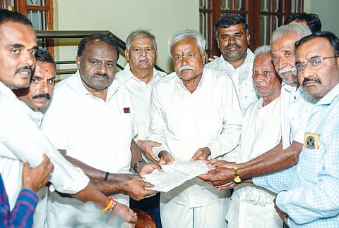 ನೈಸ್ ಯೋಜನೆಗಾಗಿ ಭೂಮಿ ಕಳೆದುಕೊಂಡಿರುವ ರೈತರು ಬಿಡದಿ ತೋಟದ ಮನೆಯಲ್ಲಿ ಕೇಂದ್ರ ಸಚಿವ ಎಚ್.ಡಿ.ಕುಮಾರಸ್ವಾಮಿ ಅವರನ್ನು ಭೇಡಿ ಮಾಡಿದರು. ಜೆಡಿಎಸ್ ರಾಜ್ಯ ಯುವ ಘಟಕದ ಅಧ್ಯಕ್ಷ ನಿಖಿಲ್ ಕುಮಾರಸ್ವಾಮಿ ಇದ್ದರು.
