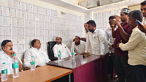 ಕೊಳ್ಳೇಗಾಲದ ಅಂಜುಮಾನ್ ಎ-ಇಸ್ಲಾಮಿಯಾ ಸಮಿತಿ ಕಚೇರಿಗೆ ಸಚಿವ ಸಿ.ಪುಟ್ಟರಂಗಶೆಟ್ಟಿ ಭೇಟಿ ನೀಡಿ ಮುಖಂಡರೊಂದಿಗೆ ಮಾತನಾಡಿದರು. ಆರ್.ನರೇಂದ್ರ, ಹಬೀಬ್ ಪಾಷ ಇತರರು ಇದ್ದರು. 


