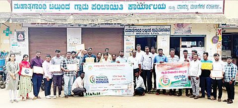 ಕಂಪಲಾಪುರ ಸಮೀಪದ ಚಿಲ್ಕುಂದ ಗ್ರಾಮ ಪಂಚಾಯಿತಿ ಆವರಣದಲ್ಲಿ ತಂಬಾಕು ಮಾರುಕಟ್ಟೆ ವತಿಯಿಂದ  ‘ಜನ್ ಭಾಗೀಧಾರಿ’  ಅಭಿಯಾನ ಹಮ್ಮಿಕೊಳ್ಳಲಾಗಿತ್ತು. ಸಿದ್ದರಾಮಡಾಂಗೆ, ಸಂದೀಪ್, ಅಖಿಲಾ ಮತ್ತಿತರರು ಹಾಜರಿದ್ದರು. 