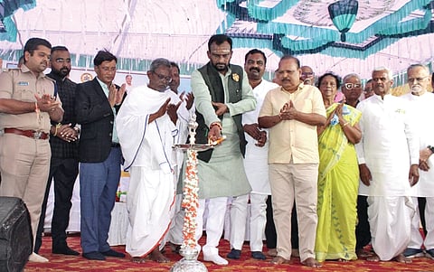 ಬಾಗಲಕೋಟೆ ಜಿಲ್ಲೆ ಹುನಗುಂದ ತಾಲೂಕಿನ ಅಮರಾವತಿಯಲ್ಲಿ 220/110 ಕೆವಿ ವಿದ್ಯುತ್ ಸ್ವೀಕರಣಾ ಕೇಂದ್ರ ನಿರ್ಮಾಣದ ಶಿಲಾನ್ಯಾಸ ಕಾರ್ಯಕ್ರಮವನ್ನು ಶನಿವಾರ ಜಿಲ್ಲಾ ಉಸ್ತುವಾರಿ ಸಚಿವ ವಿಜಯಾನಂದ ಕಾಶಪ್ಪನವರ ಉದ್ಘಾಟಿಸಿದರು. ಜಿಲ್ಲಾಧಿಕಾರಿ ಸಂಗಪ್ಪ, ಜಿಪಂ ಸಿಇಒ ಗಜಾನನ ಬಾಲೆ, ಎಸ್ಪಿ ಸಿದ್ಧಾರ್ಥ ಗೋಯಲ್, ಬಾಗಲಕೋಟೆ ವಿದ್ಯುಚ್ಛಕ್ತಿ ಪ್ರಸರಣ ವಲಯದ ಮುಖ್ಯ ಅಭಿಯಂತರ ಬಸವರಾಜ ಎಸ್.ಎಚ್., ವಿದ್ಯುಚ್ಛಕ್ತಿ ಪ್ರಸರಣ ವಲಯದ ಅಧೀಕ್ಷಕ ಅಭಿಯಂತರ ರಮೇಶ ಪವಾರ ಇತರರಿದ್ದರು.