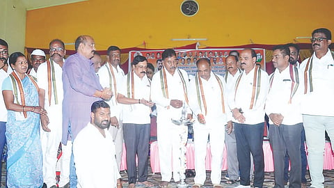 ಕೊಳ್ಳೇಗಾಲದಲ್ಲಿ ಆಯೋಜಿಸಿದ್ದ ಪೂರ್ವಭಾವಿ ಸಭೆಯಲ್ಲಿ ಸಚಿವ ಸಿ.ಪುಟ್ಟರಂಗಶೆಟ್ಟಿ ಮಾತನಾಡಿದರು. ಎ.ಆರ್.ಕೃಷ್ಣಮೂರ್ತಿ, ಆರ್.ನರೇಂದ್ರ, ಯೋಗೇಶ್, ಮರಿಸ್ವಾಮಿ ಇತರರು ಇದ್ದರು.