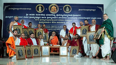 ಉಡುಪಿ ಬಾರ್ಕೂರಿನ ಭಂಡಾರಕೇರಿ ಮಠದಲ್ಲಿ ಭಾಗವತ ಪಾರಾಯಣ ಯಜ್ಞ ನಡೆಸಿದ ದೇಶದ ವಿವಿಧ ಪಂಡಿತರನ್ನು ವಿದ್ಯೇಶ ತೀರ್ಥರು ಸನ್ಮಾನಿಸಿದರು. ಶ್ರೀನಿವಾಸ ವರಖೇಡಿ, ಡಾ. ಎ. ಶ್ರೀನಿವಾಸ ರಾವ್​, ಪ್ರಹ್ಲಾದ ಆಚಾರ್ಯ ಜೋಷಿ, ಕೃಷ್ಣ ಆಚಾರ್ಯ ನಾಗಸಂಪಿಗೆ, ಶ್ರೀನಿಧಿ ಆಚಾರ್ಯ ಪ್ಯಾಟಿ ಇತರರು ಇದ್ದರು.