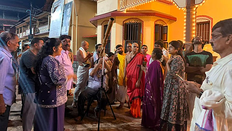 ಉಡುಪಿಯ ಶೀರೂರು ಮಠದ ಮುಂಭಾಗದಲ್ಲಿ ದೂರದರ್ಶಕದ ಮೂಲಕ ವೇದವರ್ಧನ ಶ್ರೀಗಳು ಶನಿ ಗ್ರಹ ವೀಕ್ಷಿಸಿದರು. ಆರ್​.ಮನೋಹರ್​, ಗಣೇಶ್​ ರಾಜ್​ ಸರಳಬೆಟ್ಟು, ಗಾಯತ್ರಿ ಆರ್​. ಮನೋಹರ್​, ಪ್ರಭಾವತಿ ದೇವಾಡಿಗ, ರಾಜೇಶ್​ ಪ್ರಭು ಇತರರಿದ್ದರು.