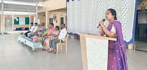 ಬೆಟ್ಟದಪುರದ ಡಿಟಿಎಂಎನ್ ವಿದ್ಯಾಸಂಸ್ಥೆಯಲ್ಲಿ ಎಸ್‌ಎಸ್‌ಎಲ್‌ಸಿ ಮತ್ತು ಪಿಯುಸಿ ವಿದ್ಯಾರ್ಥಿಗಳಿಗೆ ಆಯೋಜಿಸಿದ ವಿಶೇಷ ಪ್ರೇರಣಾತ್ಮಕ ಕಾರ್ಯಕ್ರಮದಲ್ಲಿ ಮೈಸೂರಿನ ಮಹಾಜನ ಪ್ರಥಮ ದರ್ಜೆ ಕಾಲೇಜಿನ ಮನೋವಿಜ್ಞಾನ ವಿಭಾಗದ ಮುಖ್ಯಸ್ಥ ಎ.ಎಂ ಮಧುಶ್ರೀ ಮಾತನಾಡಿದರು. ಚಂದ್ರಶೇಖರ, ಜೆ.ಸಿ.ನಟರಾಜ್, ಸತೀಶ್, ಮುರುಳಿಕೃಷ್ಣ, ರಾಮಶೆಟ್ಟಿ ಇತರರಿದ್ದರು.