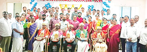 ಬನ್ನೂರಿನಲ್ಲಿ ಪೌರಕಾರ್ಮಿಕರ ದಿನದ ಅಂಗವಾಗಿ ಬುಧವಾರ ಪೌರಕಾರ್ಮಿಕರನ್ನು ಸನ್ಮಾನಿಸಲಾಯಿತು. ಸತೀಶ್, ಪುಟ್ಟರಾಜು,  ವಿನುತಾ, ಸೋಮಪ್ರಭಾ, ಬಸವರಾಜು, ಸುಭಾಷ್, ಹರಿಪ್ರಸಾದ್, ಪ್ರೇಮಾ, ನಸೀಂ ಅಜುಂ, ಕೆ.ನಂಜಪ್ಪ ಬಸವನಗುಡಿ ಇದ್ದರು.

