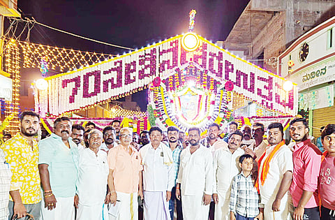 ಮೂಗೂರಿನಲ್ಲಿ ಶ್ರೀ ಶನೈಶ್ಚರಸ್ವಾಮಿ 70ನೇ ವಾರ್ಷಿಕೋತ್ಸವದ ಅಂಗವಾಗಿ ಹೂವಿನ ಪಲ್ಲಕ್ಕಿ ಉತ್ಸವ ಶನಿವಾರ ನಡೆಯಿತು.