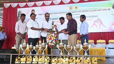 ಉಡುಪಿಯಲ್ಲಿ ಆಯೋಜಿಸಿದ್ದ ಮೈಸೂರು ವಿಭಾಗ ಮಟ್ಟದ ದಸರಾ ಕ್ರೀಡಾಕೂಟವನ್ನು ಎಂ.ಎ. ಗಫೂರ್​ ಹಾಗೂ ಯಶ್​ಪಾಲ್​ ಸುವರ್ಣ ಉದ್ಘಾಟಿಸಿದರು. ದಿನಕರ್​ ಹೇರೂರು, ದೇವಣ್ಣ ನಾಯಕ್​, ಡಾ. ರೋಶನ್​ ಶೆಟ್ಟಿ ಇತರರಿದ್ದರು.