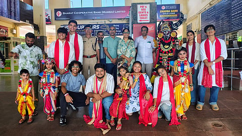 ಉಡುಪಿಯ ಇಂದ್ರಾಳಿ ರೈಲ್ವೆ ನಿಲ್ದಾಣದಲ್ಲಿ ಬೀದಿ ನಾಟಕ ಪ್ರದರ್ಶಿಸಲಾಯಿತು. ಆಶಾ ಶೆಟ್ಟಿ, ಡಾ. ಸುಬ್ರಹ್ಮಣ್ಯ ಭಟ್​, ಡಾ. ಶುಭಾ, ಡಾ. ಕಾರ್ತಿಕೇಯ ಗೋಸ್ವಾಮಿ, ಚಂದಕುಮಾರ್​ ಹಾಗೂ ಎಂಐಸಿ ವಿದ್ಯಾರ್ಥಿಗಳು ಇದ್ದರು.