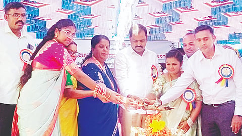 ಕೆ.ಆರ್.ನಗರದ ಸರ್ಕಾರಿ ಮಹಿಳಾ ಪ್ರಥಮ ದರ್ಜೆ ಕಾಲೇಜಿನಲ್ಲಿ ಆಯೋಜಿಸಿದ್ದ ಸಾಂಸ್ಕೃತಿಕ ಸಮಿತಿ ಮತ್ತು ವಿವಿಧ ಸಮಿತಿಗಳ ಉದ್ಘಾಟನೆ ಸಮಾರಂಭವನ್ನು ಶಾಸಕ ಡಿ.ರವಿಶಂಕರ್ ಉದ್ಘಾಟಿಸಿದರು.  ವೈ.ಎಸ್.ಜಯಂತ್,  ಡಾ.ಎಂ.ಕೆ.ಜ್ಯೋತಿ, ಕೆ.ಚಂದ್ರು, ತೋಟೇಗೌಡ, ಸಂಪತ್ತೇಗೌಡ, ಸುಧಾಕರ್, ಹೇಮಂತ್‌ಕುಮಾರ್ ಇತರರು ಇದ್ದರು.