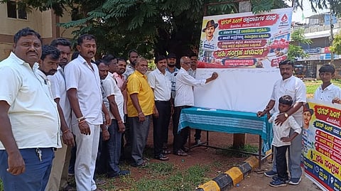 ಹೊಸಪೇಟೆ ಜಿಲ್ಲಾ ಆರೋಗ್ಯಾಧಿಕಾರಿಗಳ ಕಚೇರಿ ಎದುರು ಭಗತ್ ಸಿಂಗ್ ರಕ್ತದಾನಿಗಳ ಸಂಘದಿAದ ಸಹಿ ಸಂಗ್ರಹ ಚಳುವಳಿ ಭಾನುವಾರ ನಡೆಯಿತು. ವಕೀಲ ಬಿಸಾಟಿ ಮಹೇಶ್, ಸಂಘದ ಉಪಾಧ್ಯಕ್ಷ ಕಲ್ಯಾಣ್, ಮುಖಂಡರಾದ ಚನ್ನಬಸವನಗೌಡ, ಬಸವರಾಜ್, ಅಲ್ತಾಫ್ ಇತರರಿದ್ದರು.