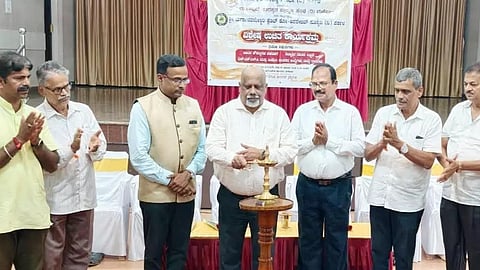 ಉಡುಪಿಯ ಮಣಿಪಾಲದಲ್ಲಿ ಆಯೋಜಿಸಿದ್ದ ಶೈಕ್ಷಣಿಕ ಕಾರ್ಯಾಗಾರವನ್ನು ಎಂ.ಗೋಕುಲದಾಸ್​ ನಾಯಕ್​ ಉದ್ಘಾಟಿಸಿದರು. ಪಾಂಡುರಂಗ ಕಾಮತ್​ ಎಳ್ಳಾರೆ, ನರಸಿಂಹ ನಾಯಕ್​, ಉದಯಕುಮಾರ್​, ರಾಘವೇಂದ್ರ ಪ್ರಭು ಕರ್ವಾಲು, ಉಪೇಂದ್ರ ನಾಯಕ್​ ಇದ್ದರು.