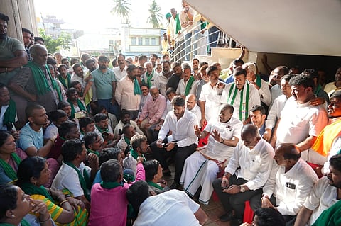 ಚನ್ನಪಟ್ಟಣದ ಪೊಲೀಸ್ ಭವನದಲ್ಲಿ ಉಪವಾಸ ಸತ್ಯಾಗ್ರಹ ನಿರತ ರೈತರನ್ನು ಕೇಂದ್ರ ಸಚಿವ ಎಚ್.ಡಿ.ಕುಮಾರಸ್ವಾಮಿ ಭೇಟಿ ಸಮಾಲೋಚನೆ ನಡೆಸಿದರು. ಜೆಡಿಎಸ್ ರಾಜ್ಯ ಯುವ ಘಟಕದ ಅಧ್ಯಕ್ಷ ನಿಖಿಲ್ ಕುಮಾರಸ್ವಾಮಿ, ಮಾಜಿ ಶಾಸಕರಾದ ಬಂಡೆಪ್ಪ ಕಾಶಂಪೂರ್, ಎ.ಮಂಜುನಾಥ್ ಇತರರಿದ್ದರು. 