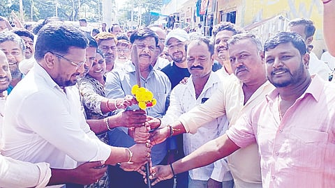 
ತಿ.ನರಸೀಪುರ ಪಟ್ಟಣದ ಲಿಂಕ್ ರಸ್ತೆಯಲ್ಲಿ ಶಾಸಕ ಡಾ.ಎಚ್.ಸಿ.ಮಹದೇವಪ್ಪ ಚರಂಡಿ ನಿರ್ಮಾಣ ಕಾಮಗಾರಿಗೆ ಭೂಮಿ ಪೂಜೆ ನೆರವೇರಿಸಿದರು. ಸಿ.ಶ್ರೀನಿವಾಸ್, ಸಿ.ಪ್ರಕಾಶ್, ಬನ್ನೂರು ಮೂರ್ತಿ, ಕೆ.ಅಶ್ವಿನ್ ಕುಮಾರ್, ಗುರುಮಲ್ಲಪ್ಪ, ಮಾದೇಶ ಇತರರು ಇದ್ದರು.
