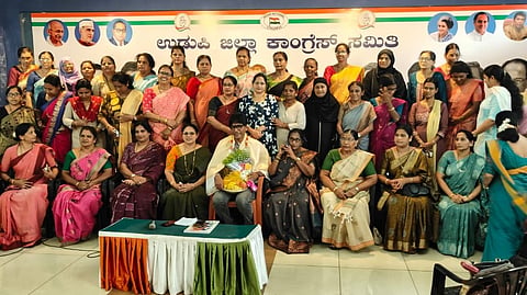 ಉಡುಪಿಯ ಕಾಂಗ್ರೆಸ್​ ಭವನದಲ್ಲಿ ನೂತನ ಜಿಲ್ಲಾಧ್ಯಕ್ಷ ಕಿಶನ್​ ಹೆಗ್ಡೆ ಕೊಳ್ಕೆಬೈಲು ಅವರನ್ನು ಜಿಲ್ಲಾ ಮಹಿಳಾ ಕಾಂಗ್ರೆಸ್​ ವತಿಯಿಂದ ಅಭಿನಂದಿಸಲಾಯಿತು. ಜ್ಯೋತಿ ಹೆಬ್ಬಾರ್​, ಸರಸು ಬಂಗೇರ, ಗೀತಾ ವಾಗ್ಳೆ, ಮೀನಾಕ್ಷಿ ಮಾಧವ ಬನ್ನಂಜೆ, ಅನಿತಾ ಡಿಸೋಜಾ ಇತರರಿದ್ದರು.