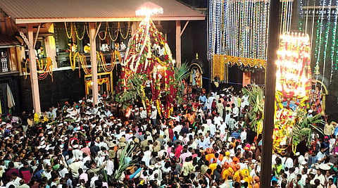 ಮಹಾಲಿಂಗಪುರದ ಮಹಾಲಿಂಗೇಶ್ವರ ರಥೋತ್ಸವ ಶನಿವಾರ ಸಂಜೆ ಸಡಗರ-ಸಂಭ್ರಮದಿಂದ ಜರುಗಿತು.
