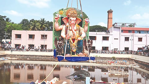 ಹುಬ್ಬಳ್ಳಿಯ ಹೊಸೂರ ಬಾವಿಯಲ್ಲಿ ಮರಾಠಾ ಗಲ್ಲಿಯ ಗಣೇಶ ವಿಸರ್ಜನೆ ಮಾಡಲಾಯಿತು.