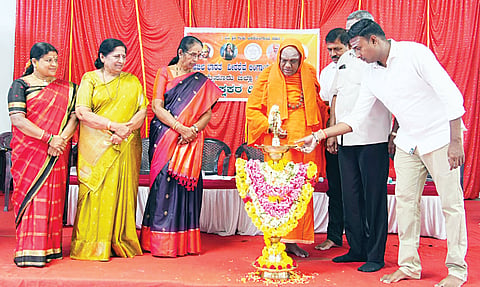 ತಿ.ನರಸೀಪುರ ಪಟ್ಟಣದ ವೀರಶೈವ ಲಿಂಗಾಯತ ಮಹಾಸಭಾದ ಸಭಾ ಭವನದಲ್ಲಿ ಜಿಲ್ಲಾ ಮಹಿಳಾ ಘಟಕ ಆಯೋಜಿಸಿದ್ದ ಶ್ರೀ ಹಾನಗಲ್ ಶಿವಕುಮಾರ ಸ್ವಾಮೀಜಿ, ಡಾ. ಶ್ರೀ ಶಿವರಾತ್ರಿ ರಾಜೇಂದ್ರ ಸ್ವಾಮೀಜಿ ಜಯಂತಿ ಹಾಗೂ ಶಿಕ್ಷಕರ ದಿನ ಕಾರ್ಯಕ್ರಮವನ್ನು ಜಿಲ್ಲಾಧ್ಯಕ್ಷ ಎಚ್.ವಿ.ಬಸವರಾಜ್ ಹಿನಕಲ್ ಉದ್ಘಾಟಿಸಿದರು. ಶ್ರೀ ಸಿದ್ದಲಿಂಗ ಶಿವಾಚಾರ್ಯ ಸ್ವಾಮೀಜಿ, ಧನ್ಯಾ ಸತ್ಯೇಂದ್ರಮೂರ್ತಿ, ಸಿ.ಎಂ.ಪ್ರಕಾಶ್, ಶಾರದಾ ಶಿವಲಿಂಗಸ್ವಾಮಿ, ರೂಪಶ್ರೀ ಪರಮೇಶ್, ಕೆ.ಎನ್.ಅಶೋಕ್ ಇತರರು ಇದ್ದರು.