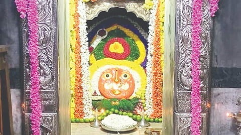 ಅನಂತ ಹುಣ್ಣಿಮೆ ಅಂಗವಾಗಿ ಶ್ರೀ ಹುಲಿಗೆಮ್ಮ ದೇವಿಗೆ ವಿಶೇಷವಾಗಿ ಅಲಂಕರಿಸಲಾಗಿತ್ತು. 