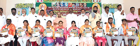 ಯಾದಗಿರಿಯಲ್ಲಿ ಭಾನುವಾರ ಅಖಿಲ ಕರ್ನಾಟಕ ಮಹರ್ಷಿ ವಾಲ್ಮೀಕಿ ನಾಯಕ ಯುವ ಸಂ ಏರ್ಪಡಿಸಿದ್ದ ಕಾರ್ಯಕ್ರಮದಲ್ಲಿ ವಿದ್ಯಾರ್ಥಿಗಳಿಗೆ ಪ್ರತಿಭಾ ಪುರಸ್ಕಾರ ನೀಡಿ ಸನ್ಮಾನ ಮಾಡಲಾಯಿತು. ಶ್ರೀ ವರದಾನಂದೇಶ್ವರ ಸ್ವಾಮೀಜಿ, ಮಹೇಶರಡ್ಡಿ ಮುದ್ನಾಳ್​, ನರಸಪ್ಪ ನಾಯಕ, ಪಂಪಣ್ಣಗೌಡ ತುನ್ನೂರ, ಹಣಮೇಗೌಡ ಬೀರನಕಲ್​ ಇತರರಿದ್ದರು.