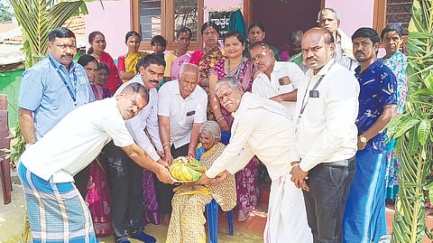 ಗುಂಡ್ಲುಪೇಟೆ ತಾಲೂಕಿನ ಕಗ್ಗಳ ಗ್ರಾಮದಲ್ಲಿ ಶ್ರೀ ಕ್ಷೇತ್ರ ಧರ್ಮಸ್ಥಳ ಗ್ರಾಮೀಣ ಅಭಿವೃದ್ಧಿ ಯೋಜನೆ ವತಿಯಿಂದ ನಿರ್ಮಿಸಿದ ವಾತ್ಸಲ್ಯ ಮನೆಯನ್ನು ಫಲಾನುಭವಿಗೆ ಹಸ್ತಾಂತರ ಮಾಡಲಾಯಿತು. ಯೋಗೇಶ್, ದಿನೇಶ್, ಚಂದ್ರಶೇಖರ್, ಚೈತ್ರಾ, ನಾಗೇಶ್ ಇದ್ದರು.

