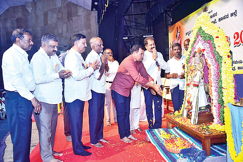 ಹಾಸನಾಂಬ ಕಲಾಕ್ಷೇತ್ರದಲ್ಲಿ ಆಯೋಜಿಸಿದ್ದ ಕಾರ್ಯಕ್ರಮದಲ್ಲಿ ಶ್ರೀಕೃಷ್ಣನ ಭಾವಚಿತ್ರಕ್ಕೆ ಗಣ್ಯರು ಪುಷ್ಪಾರ್ಚನೆ ಸಲ್ಲಿಸಿದರು.ಶ್ರೇಯಸ್ ಎಂ.ಪಟೇಲ್, ಡಿ.ಟಿ ಶ್ರೀನಿವಾಸ್ ಇತರಿದ್ದರು.