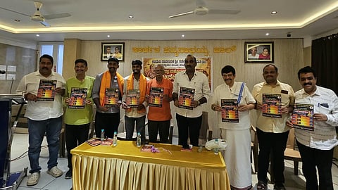 'ಉಡುಪಿ ದಾಂಡಿಯಾ' ಕಾರ್ಯಕ್ರಮದ ಆಮಂತ್ರಣ ಪತ್ರಿಕೆ ಹಾಗೂ ಪೋಸ್ಟರ್​ಅನ್ನು ಯಶಪಾಲ್​ ಸುವರ್ಣ ಬಿಡುಗಡೆ ಮಾಡಿದರು. ಪ.ವಸಂತ್​ ಭಟ್​, ಕೆ. ರಾಘವೇಂದ್ರ ಕಿಣಿ, ಗಿರೀಶ್​ ಅಂಚನ್​, ಪ್ರದೀಪ್​ ಶೆಟ್ಟಿ, ಎಂ.ವಲ್ಲಭ ಭಟ್​, ಮಂಜುನಾಥ್​ ಹೆಬ್ಬಾರ್​ ಇದ್ದರು.