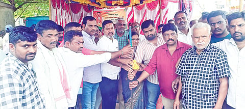ಆಲೂರು ಪಟ್ಟಣದಲ್ಲಿ ಫುಡ್ ಕೋರ್ಟ್’ (ಆಹಾರ ಮಳಿಗೆ) ನಿರ್ಮಾಣ ಕಾಮಗಾರಿಗೆ ಶಾಸಕ ಸಿಮೆಂಟ್ ಮಂಜು ಭೂಮಿ ಪೂಜೆ ನೆರವೇರಿಸಿದರು. ಪಟ್ಟಣ ಪಂಚಾಯಿತಿ ಮುಖ್ಯಾಧಿಕಾರಿ ಮಂಜುನಾಥ್, ರಮೇಶ್, ಬಿಜೆಪಿ ತಾಲೂಕು ಅಧ್ಯಕ್ಷೆ ಉಮಾ ರವಿಪ್ರಕಾಶ್, ಮಾಜಿ ಪ್ರಧಾನ ಕಾರ್ಯದರ್ಶಿ ಹೇಮಂತ್ ಕುಮಾರ್, ಪ್ರಕಾಶ್ ಇತರರು ಇದ್ದರು.
